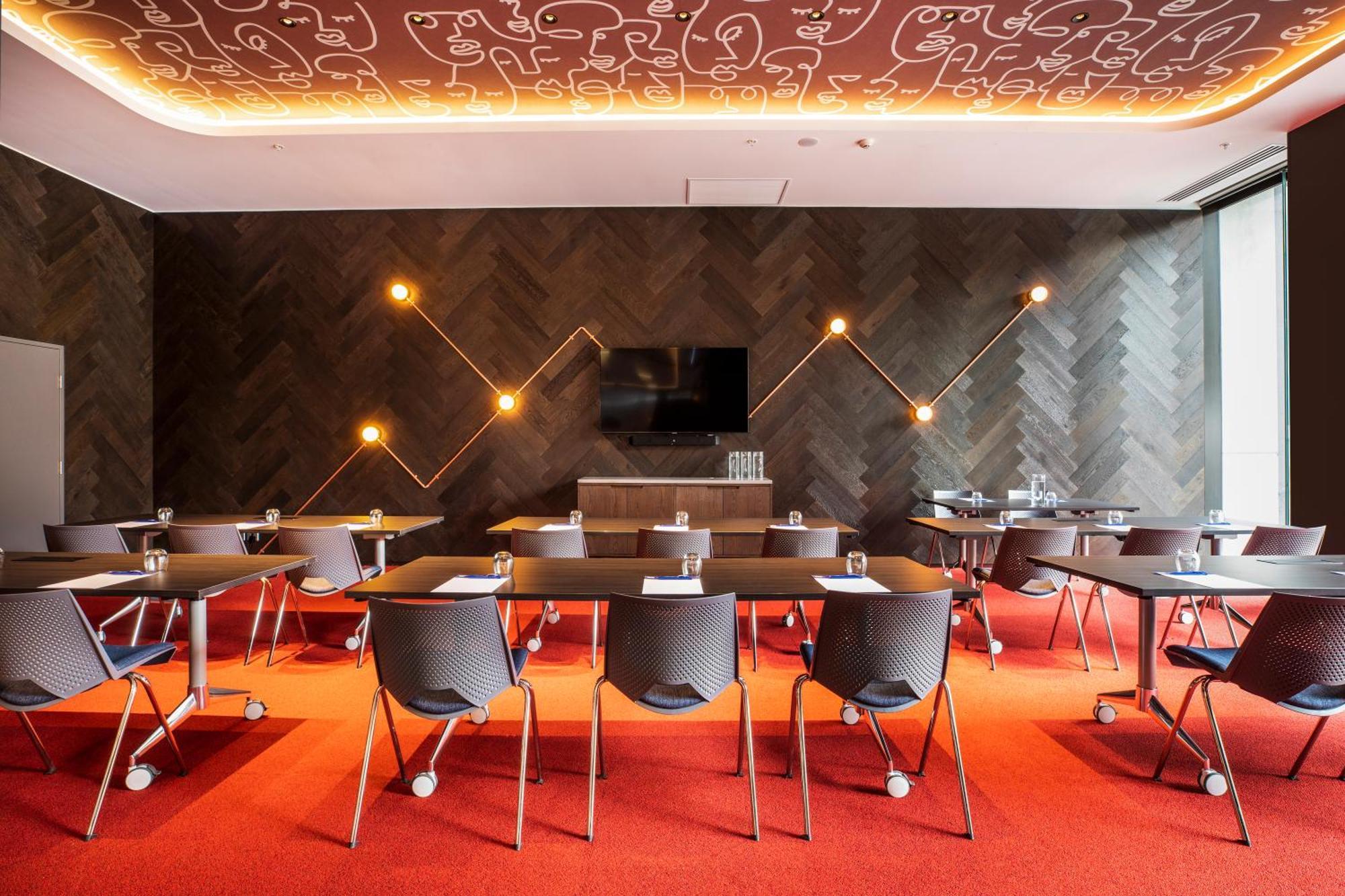 Hotel Express Little Collins By Ihg 4*